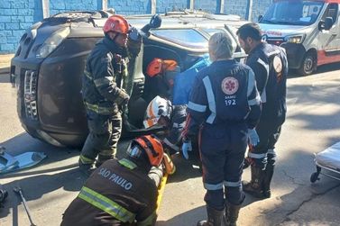 Mulher fica presa &agrave;s ferragens ap&oacute;s tombamento e mobiliza equipes de Atibaia