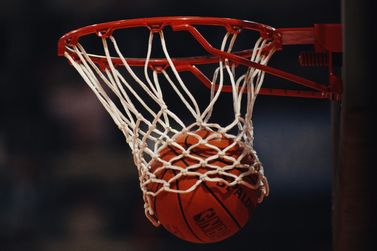 Basquete de Atibaia re&uacute;ne gera&ccedil;&otilde;es em noite de homenagens