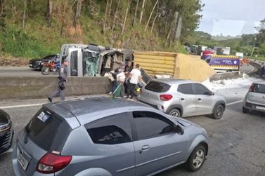 Acidente com carreta deixa ferido e interdita faixas da Fern&atilde;o Dias
