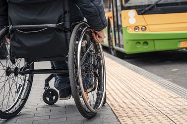 Atibaia refor&ccedil;a regras para vagas especiais e transporte gratuito para idosos e PCDs