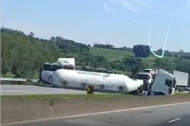 Carreta-tanque tomba e interdita Fern&atilde;o Dias em Extrema; regi&atilde;o pode ser afetada