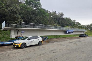 Obras da passarela atingida por carreta na Fern&atilde;o Dias s&atilde;o reagendadas em Vargem