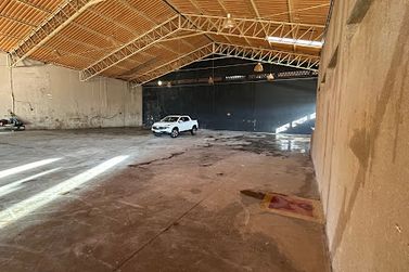 Sal&atilde;o Comercial para alugar - 1000m&sup2; - Serra Negra