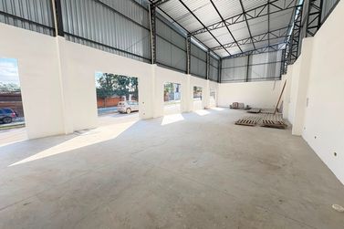 Sal&atilde;o Comercial para alugar - 240m&sup2; - Jardim Est&acirc;ncia Brasil