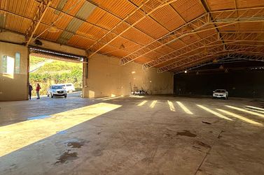 Sal&atilde;o Comercial para alugar - 1000m&sup2; - Serra Negra