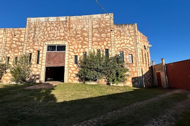 Sal&atilde;o Comercial para alugar - 1000m&sup2; - Serra Negra