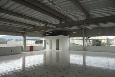 Sal&atilde;o Comercial para alugar - 1348m&sup2; - Atibaia Jardim