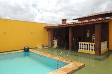 Casa &agrave; venda - 300m&sup2; - Jardim Vila Galv&atilde;o