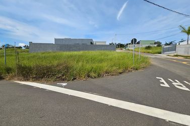 Terreno &agrave; venda - 526m&sup2; - 3 pistas