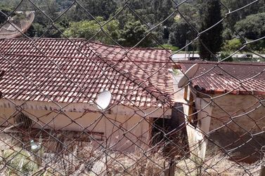 Ch&aacute;cara &agrave; venda - 6000m&sup2; - atibaia