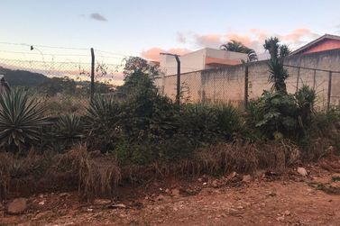 Terreno &agrave; venda - 424m&sup2; - Retiro das Fontes