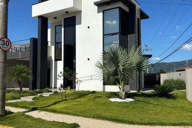 Casa &agrave; venda - 246m&sup2; - Condominio Alto da Floresta