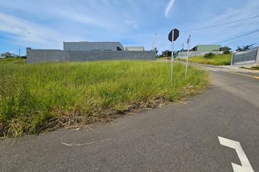 Terreno &agrave; venda - 526m&sup2; - 3 pistas