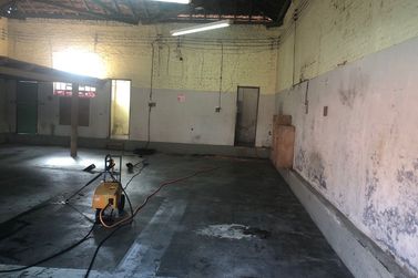 Sal&atilde;o Comercial &agrave; venda - 133m&sup2; - Centro