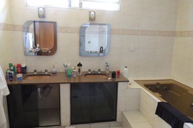Casa &agrave; venda - 300m&sup2; - Jardim Vila Galv&atilde;o