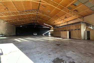 Sal&atilde;o Comercial para alugar - 1000m&sup2; - Serra Negra