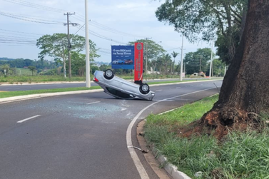 Motorista embriagado capota carro na avenida Edmur Pradela, em Bady Bassitt