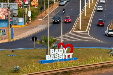 Letreiro com nome de Bady Bassitt &eacute; instalado em acesso ao munic&iacute;pio