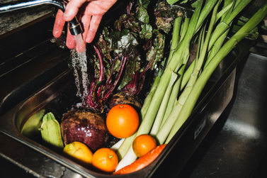 Verduras e legumes: nem toda contamina&ccedil;&atilde;o sai na lavagem; saiba o que observar na compra