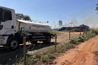 Inc&ecirc;ndio atinge ecoponto de Bady Bassitt e Defesa Civil aponta a&ccedil;&atilde;o criminosa
