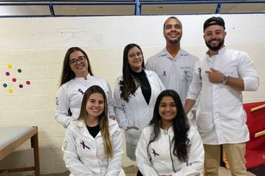 Alunos do curso de Fisioterapia realizam campanha contra a viol&ecirc;ncia ao idoso