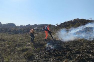 Fogo consome parte da Serra de S&atilde;o Jos&eacute; e h&aacute; suspeita de inc&ecirc;ndio criminoso