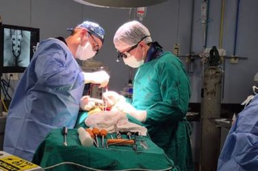 Hospital Regional de Barbacena realiza primeira cirurgia de trauma raquimedular