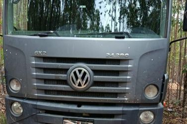 Caminh&atilde;o furtado em empresa agr&iacute;cola de Barbacena &eacute; encontrado abandonado
