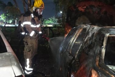 Inc&ecirc;ndio atinge dois ve&iacute;culos e suspeita &eacute; de crime em Santa Cruz de Minas