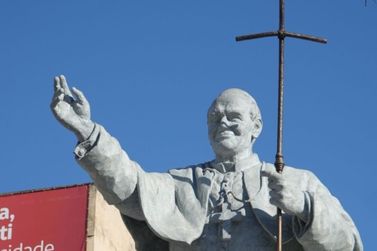 Barbacena inaugura pra&ccedil;a com monumento em homenagem a S&atilde;o Jo&atilde;o Paulo II
