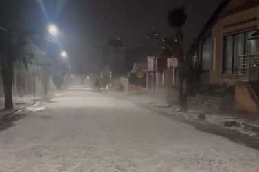 Chuva de granizo surpreende moradores e atinge diversos bairros de Barbacena