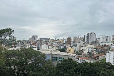 Barbacena est&aacute; sob alerta para ventos intensos com chegada de frente fria