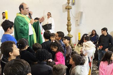 Padre Adilson e as crian&ccedil;as