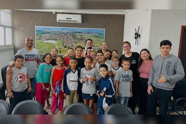 Alunos da Escola Gabriel Jos&eacute; Martins visitam gabinete do prefeito de Barbosa