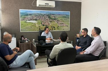 Prefeito recebe representantes da Sicredi para tratar de ag&ecirc;ncia