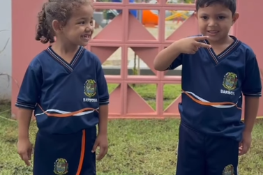 Rede municipal entrega kits completos de uniformes a alunos