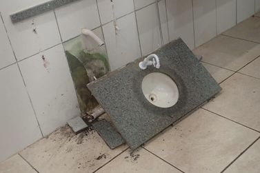 Prefeito de Barbosa comenta vandalismo em banheiro de pra&ccedil;a