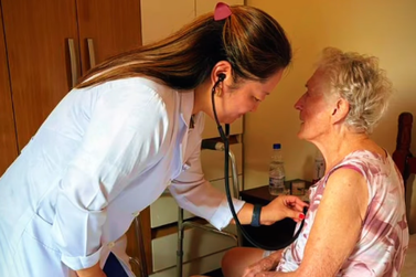 Programa leva atendimento de sa&uacute;de domiciliar a pacientes