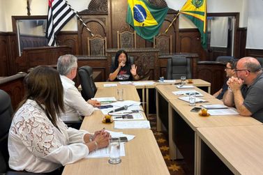 Estela Almagro faz questionamentos &agrave; Secretaria da Educa&ccedil;&atilde;o sobre licita&ccedil;&otilde;es e contratos 