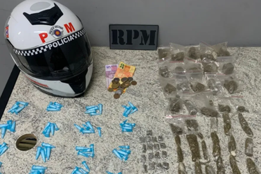 Pol&iacute;cia prende procurado por tr&aacute;fico ap&oacute;s den&uacute;ncia