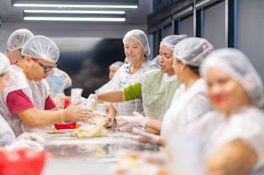 Cursos gratuitos da carreta do programa &lsquo;Cozinhalimento&rsquo; s&atilde;o conclu&iacute;dos em Bauru
