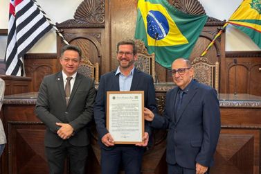 Sandro Bussola entrega Mo&ccedil;&atilde;o de Aplauso &agrave; empresa bauruense Ecosys