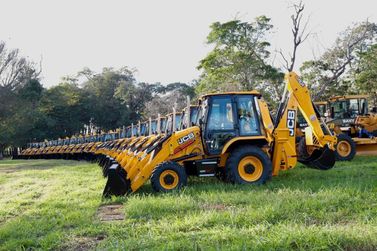 Governo de SP entrega m&aacute;quinas para ampliar apoio a produtores rurais da regi&atilde;o de Bauru