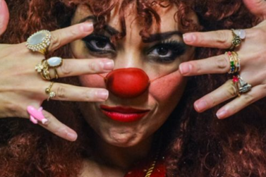 Espet&aacute;culo "N&atilde;o Aprendi Dizer Adeus" traz palha&ccedil;aria de B&aacute;rbara Salom&eacute; ao Sesc Bauru