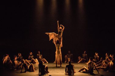 S&atilde;o Paulo Companhia Jovem de Dan&ccedil;a e Cia. Est&aacute;vel dividem palco no Teatro Municipal