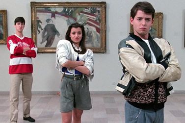 Ferris Bueller mata aula em Curtindo a Vida Adoidado, com sess&atilde;o gratuita