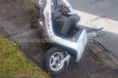 Motociclista morre ap&oacute;s colis&atilde;o com caminh&atilde;o na SP-225