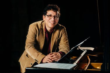 Pianista cubano Pepe Rivero apresenta show de piano solo em Bauru