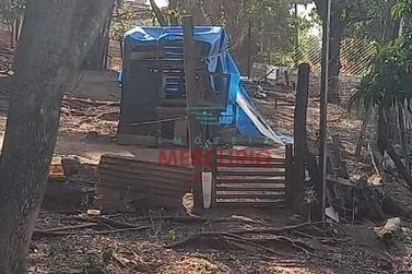 Ch&aacute;cara &agrave; venda - 100m&sup2; - &Aacute;rea Rural de Agudos