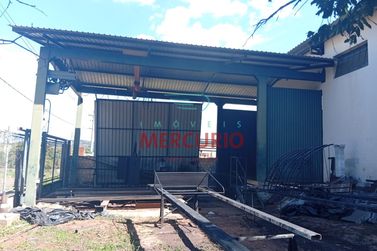 Sal&atilde;o Comercial para alugar - 650m&sup2; - Ch&aacute;caras Renno